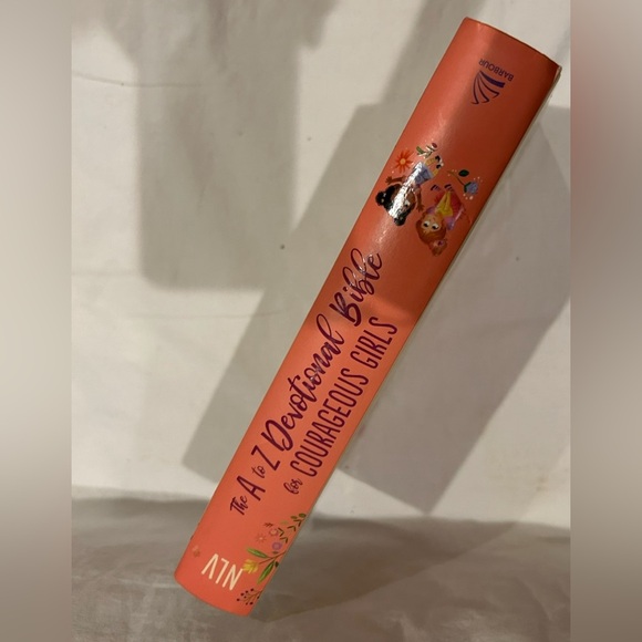 The A to Z Devotional Bible for Courageous girls - Picture 3 of 4